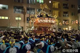 东京鸟越神社举办大神轿巡游图片
