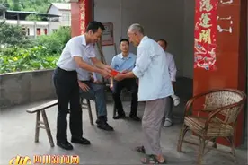 广安前锋区委领导到光辉乡慰问老党员图片