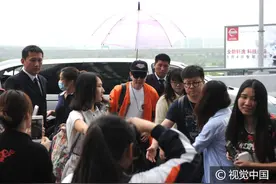 林俊杰靓装现身机场获保镖打伞 一路微笑面对粉丝大展暖男力图片