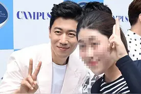 Peace！老牌偶像团体水晶男孩卖萌 成员金在德、张水院与女粉丝亲切合影图片