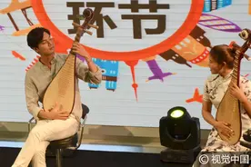 画风醉人！李敏镐苏州宣传新片 学弹琵琶与老师温柔对视图片