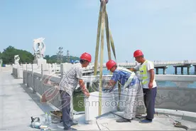 烟台滨海路栈桥护栏一个月内被撞毁两次 呼吁市民爱护图片