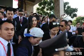 angelababy遭众人围堵狂拍人气火爆 淡定撩发艰难前行获保镖护驾图片