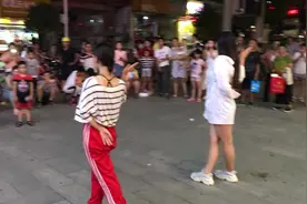 帅！两个美女在街头跳蹦迪舞《bboom bboom》，气氛感染了全场！视频封面