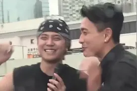 罗志祥和黄宗泽在露天巴士上唱歌，模仿郭富城经典舞姿！视频封面