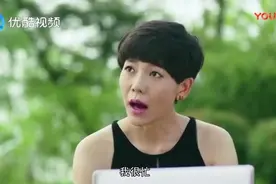 男子看美女不诚心，故意把咖啡倒在美女的电脑上，美女崩溃了视频封面