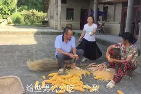 农村哪儿好，腐烂水果满地找，姑娘心灵手又巧，将其变成解暑宝视频封面