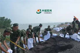 武警水电二总队紧急排除新港镇15米长管涌险情图片