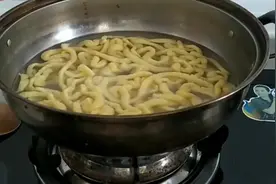 面粉做面条不用擀了，教您一招，面条根根劲道，不配菜能吃一大碗视频封面