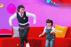 6岁歌童郑学智带谢娜和三宝学跳广场舞，萌翻全场！视频封面