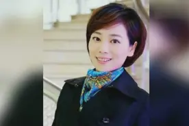 “央视美女主播”44岁劳春燕和老公都是学霸，如今儿子阿宝像爸爸视频封面