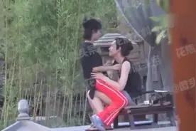 杨紫秦俊杰片场休息甜蜜坐大腿？这波狗粮可吃不消了！视频封面