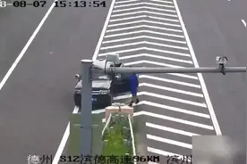 滨德高速上一皮卡停在匝道处，皮卡前一男子悠哉悠哉忙活一顿视频封面