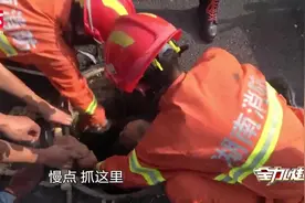 一对清洁工夫妻作业时被困10米深井底，多部门紧急救援视频封面