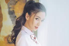 微微一笑很倾城！Angelababy拍少女感写真 高马尾穿校服清纯美呆图片