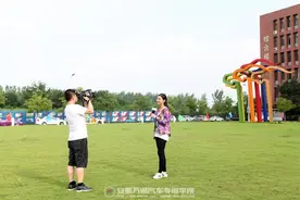 安徽万通：公共频道《一铭探高考》走进万通校园图片