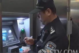 银行ATM机故障 自动“吐”钱图片