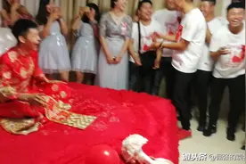 伴郎穿上嫁衣还挺美，抱着新郎猛亲视频封面