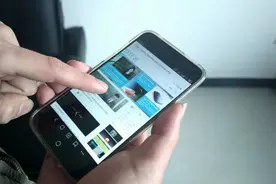 提醒经常玩手机玩得手疼，小心会得这些病！图片