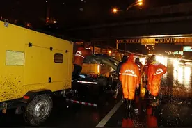 “人车等雨”保证桥下雨水不“停留”图片