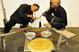 葛优躺”是北京的 “夜市罗圈坐”才是西安的图片