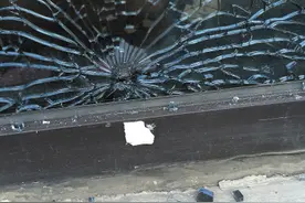 幕墙玻璃被击碎疑运动步枪所为图片
