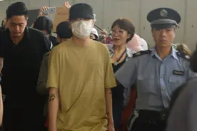 韩国鲜肉真吃香！吴赫帽子口罩低调抵沪 获大批粉丝接机现场险失控图片