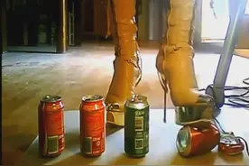 美女穿恨天高踩易拉罐，可怕的垂直压力