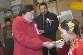 真实婚礼 妈妈给女儿喂宽心面 妈妈的身体看傻了来接亲的婆家亲戚视频封面