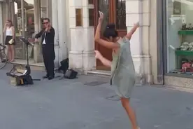 小姑娘光着脚为街头小提琴艺人伴舞，画面超美！图片