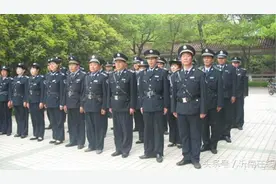 沂南二傻子去当保安，爆笑!图片