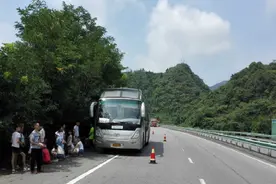 客车“短路”滞留高速路 交警相助乘客安全转运图片