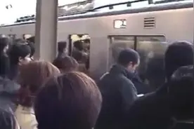 实拍 日本上班族电车挤破头 那画面太残忍视频封面