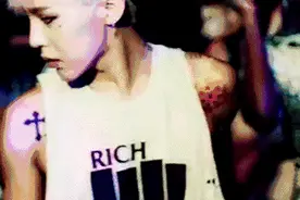 你是喜欢生活中邻家大男孩的权志龙，还是舞台上屌炸天的GD图片