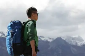 一个背包十年走遍40个国家，这个青年最终还是回到农村盖了房图片