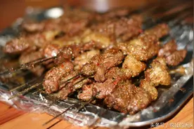 最“夏天” 的聚会方式 就是朋友一起喝着啤酒吃烤串图片