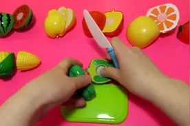 益智玩具启蒙，小姐姐玩切水果玩具，教大家认识水果单词