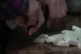 用脚踩出来的美食，农村大姐一天要踩3000斤，真是辛苦呀视频封面