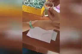 新买的贵妃手镯带不进去别着急，教你一个小妙招，轻轻松松就带上视频封面