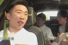 杨迪问男孩自己长得帅吗，男孩神回复，王俊凯一旁幸灾乐祸！视频封面