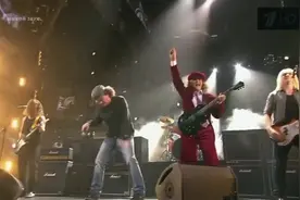 没错，是模仿的！俄罗斯小哥模仿摇滚天团AC/DC！Thunderstruck视频封面