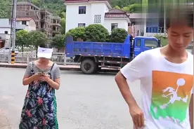 老婆低头玩手机上错车，老公也是无语了视频封面