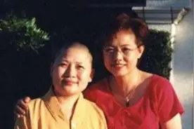 54岁著名歌手李娜出家照片曝光，身材发福面色红润，称出家是回家视频封面
