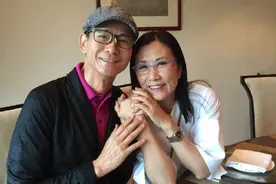 69岁郑少秋与68岁汪明荃贴脸晒近照 网友：罗家英会吃醋么？图片