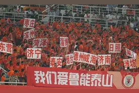 “山东济南，中国青岛”，李霄鹏家被砸的窗户，金钱面前不堪一击图片