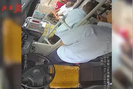 “无腿”男乘客坐公交车，暖心司机“熊抱”帮他稳稳上下车视频封面