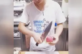 教你快速削苹果方法！动作技巧要领:1:右手握刀姿势。图片