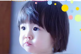 [惊]宝宝吃饭不安分，看了这个再也不担心了图片