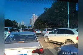西安女司机插车都是高手，不让你就惨了！图片