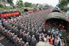 抗洪部队撤离，安徽多地再现“十送红军”场景！图片